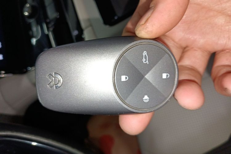 蔚来ES8 2018款 355KM 基准版 七座版中控内饰7001