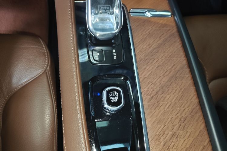 沃尔沃XC90 2022款 B6 智逸豪华版 7座中控内饰11