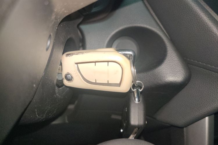 丰田 卡罗拉锐放 2022款 2.0L 先锋版中控内饰7001