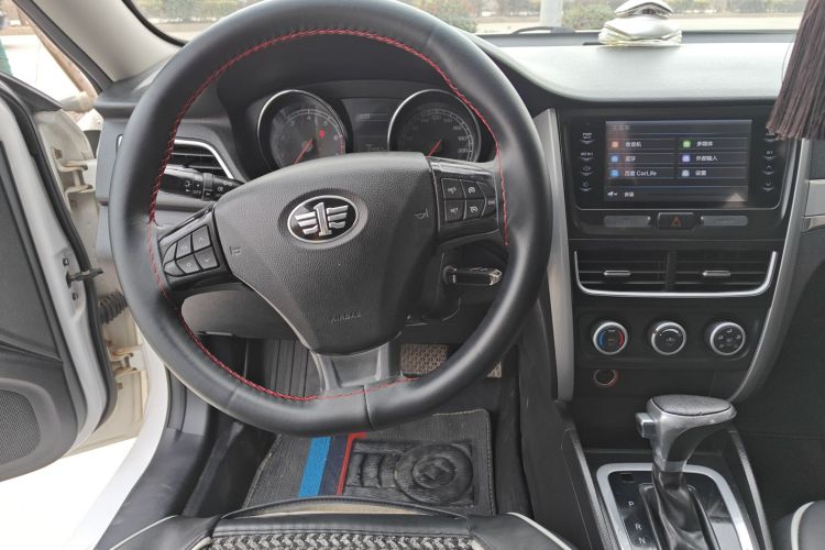 奔腾B30 2017款 1.6L 自动豪华型中控内饰13