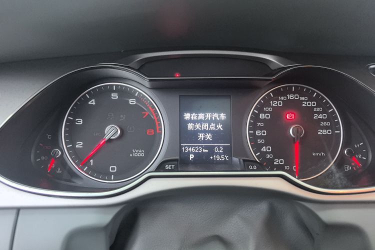 奥迪A4L 2016款 30 TFSI 典藏版 自动舒适型中控内饰14