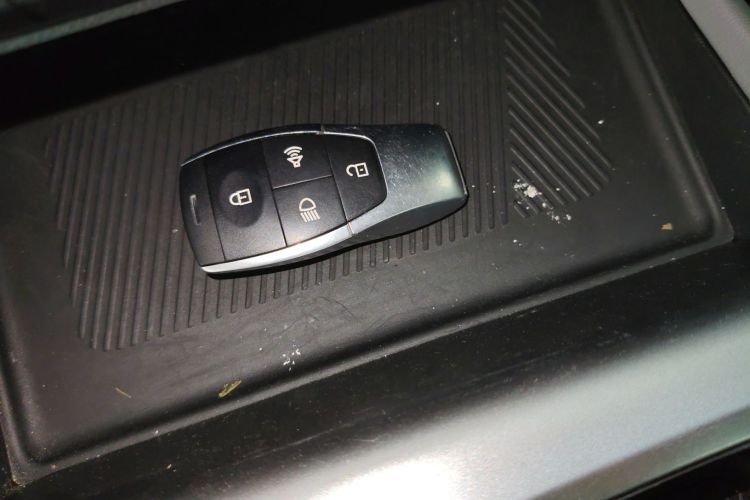 北京BJ40 2024款 2.0T 全新刀锋英雄版 攀登者中控内饰7001