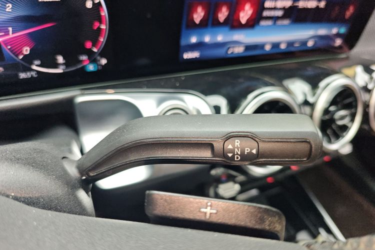 奔驰GLB 2024款 GLB 200 时尚型中控内饰18