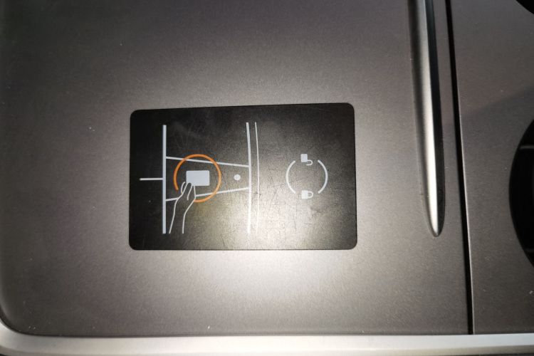 特斯拉 Model Y 2022款 长续航全轮驱动版中控内饰11