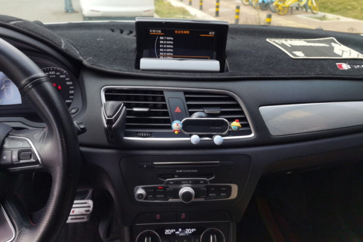 奥迪Q3 2016款 30 TFSI 标准型中控内饰16