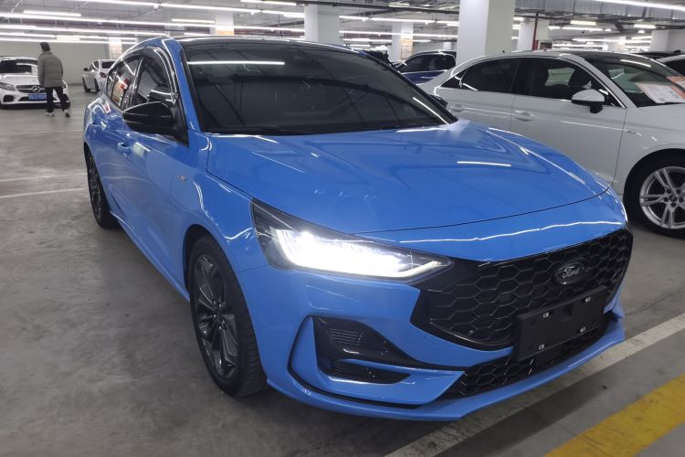 福特 福克斯 2022款 三厢 EcoBoost 180 自动ST Line车身外观3