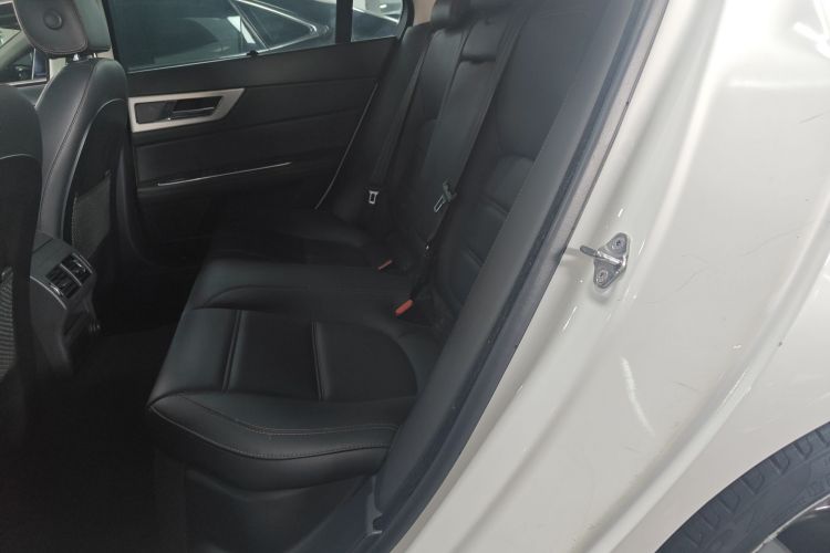 捷豹XEL 2018款 2.0T 200PS 尊享版中控内饰7004