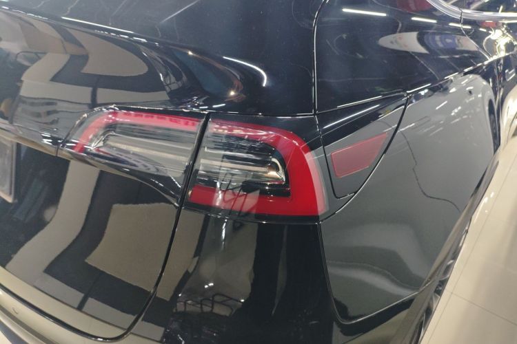 特斯拉 Model Y 2021款 标准续航后驱版车身外观9