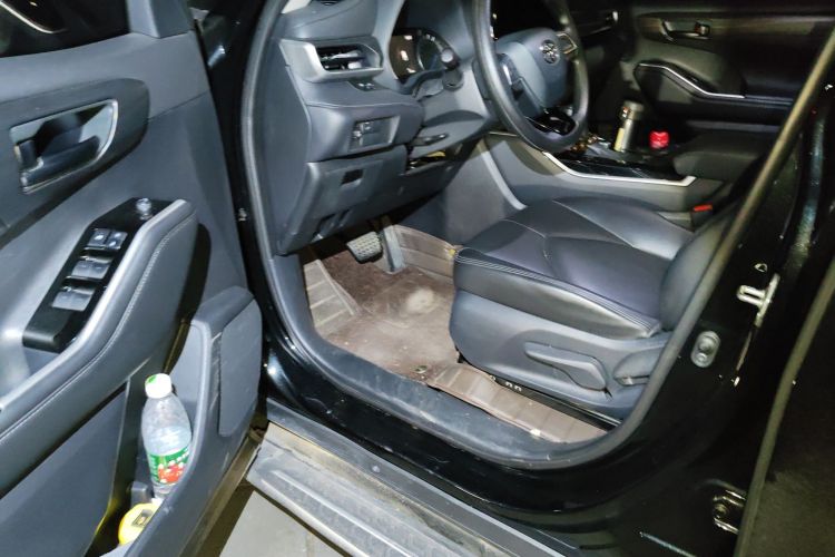 丰田 汉兰达 2023款 2.5L智能电混双擎四驱精英版 7座中控内饰20