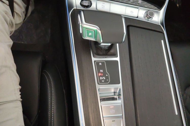 奥迪A6L 2025款 改款 45 TFSI quattro 臻选动感型中控内饰18