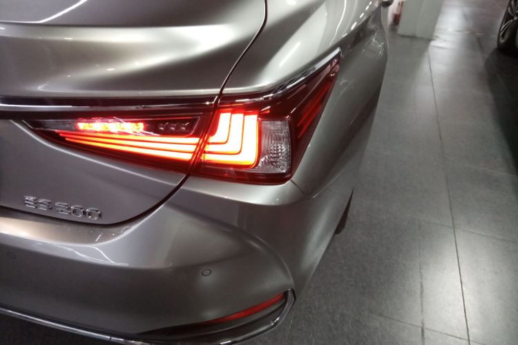 雷克萨斯ES 2023款 200 卓越版车身外观9