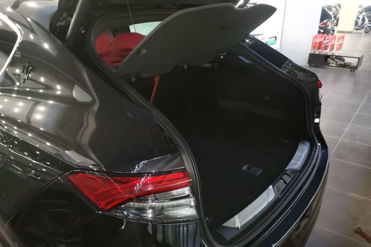 玛莎拉蒂 Levante 2022款 3.0T Modena机舱底盘23