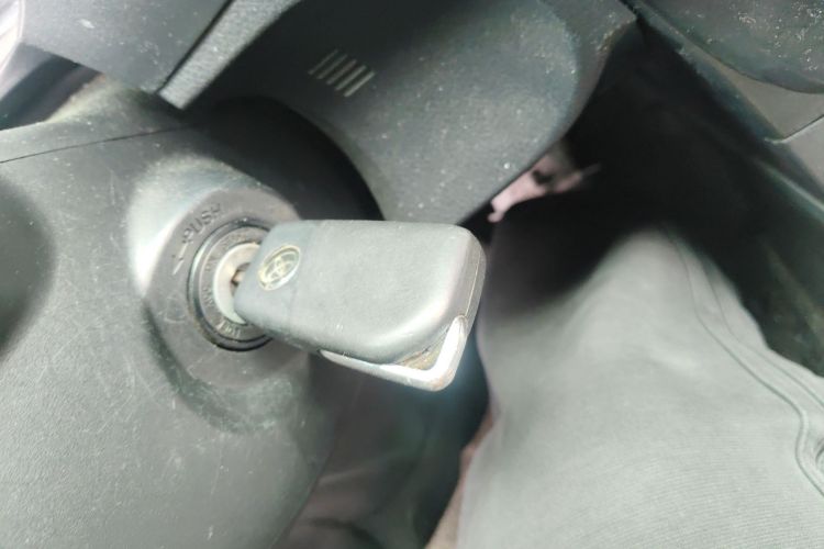 丰田 雷凌 2014款 1.6G 手动精英版中控内饰11