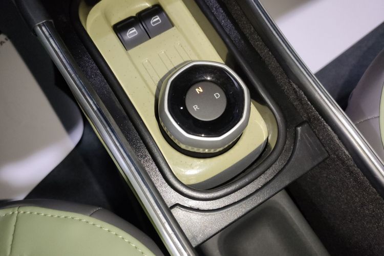 吉利银河 2024款 200km 熊猫骑士中控内饰18