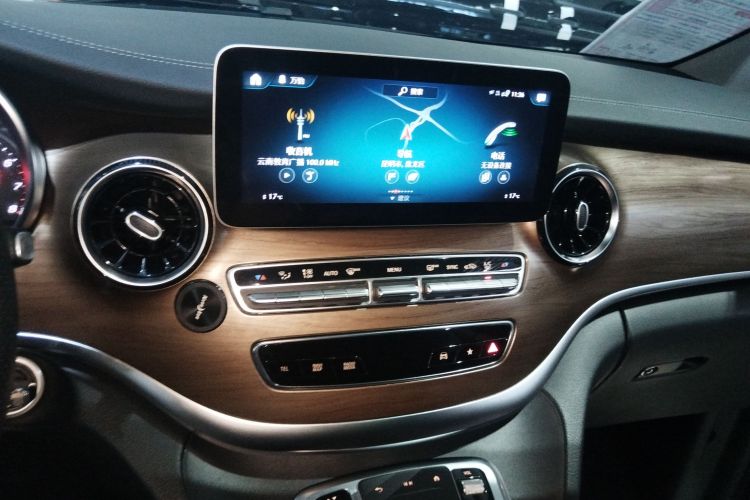 奔驰V级 2020款 V 260 尊贵版中控内饰16