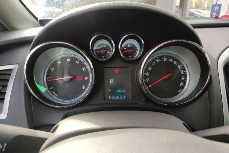 别克 英朗 2014款 XT 1.6L 自动时尚版中控内饰14