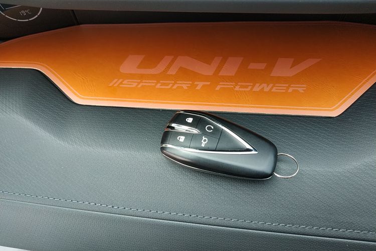 长安UNI-V 2022款 1.5T 尊贵型中控内饰7001