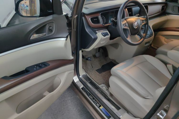 别克GL8 2018款 28T 舒适型 国VI中控内饰7003