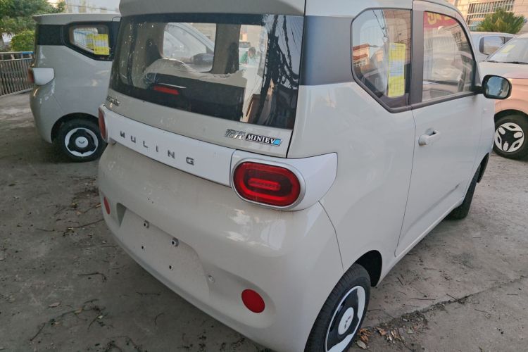 五菱汽车 宏光MINIEV 2024款 第三代 215km 青春版车身外观7