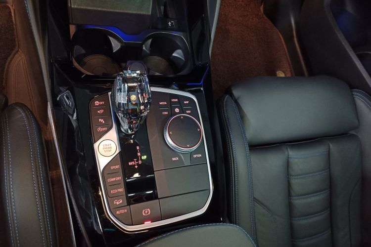 宝马X4 2022款  M40i中控内饰18