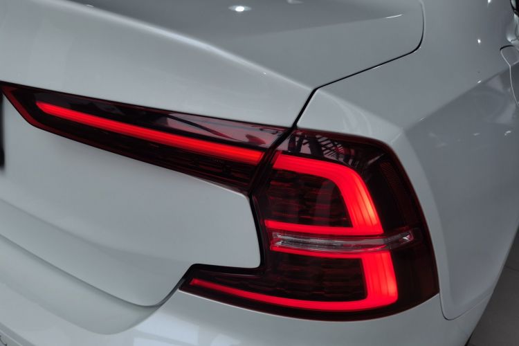 沃尔沃S60 2020款 T4 智逸豪华版车身外观9