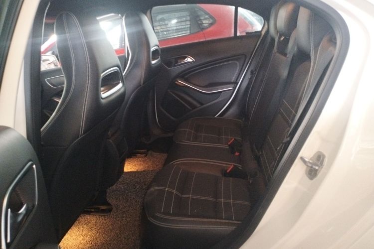 奔驰A级(进口) 2016款 A 200 时尚型中控内饰21