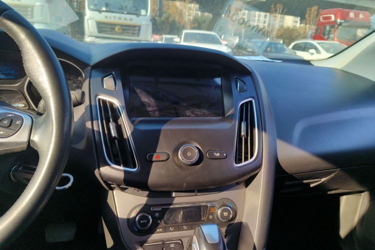 福特 福克斯 2012款 三厢 1.6L 自动风尚型中控内饰16