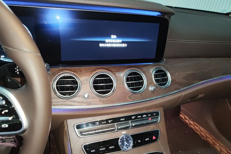 奔驰E级 2020款 E 300 L 豪华型中控内饰16