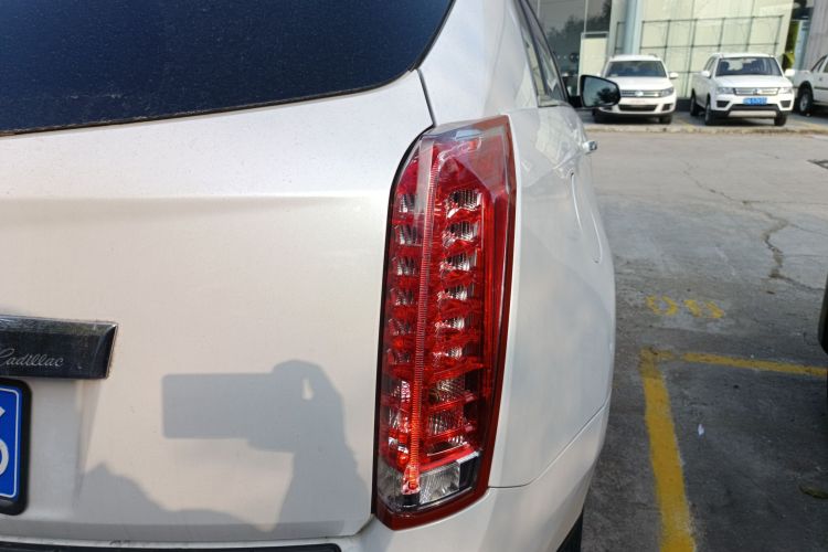 凯迪拉克SRX 2015款 3.0L 精英型车身外观9