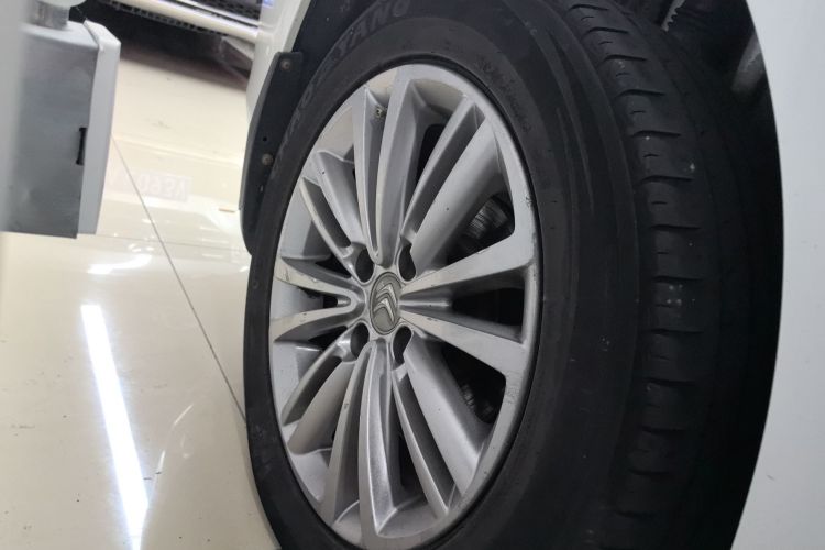 雪铁龙C4L 2015款 1.2T 自动豪华版车身外观6008