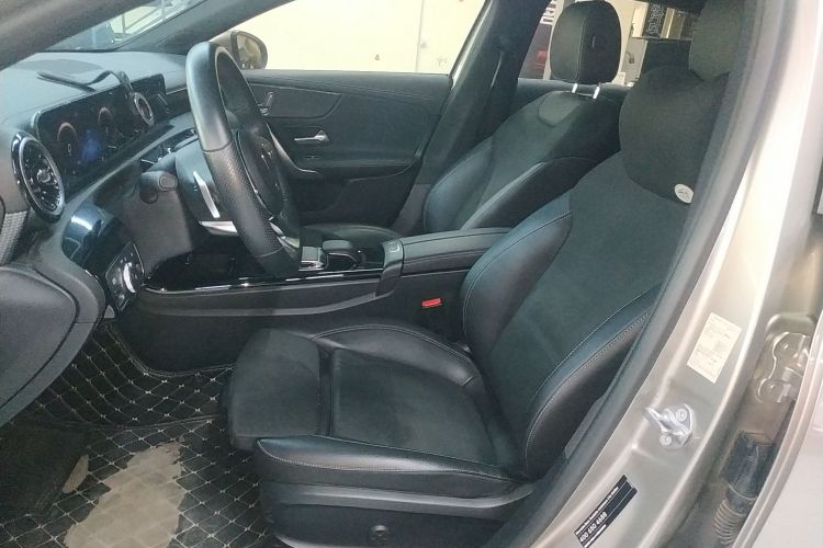 奔驰A级 2019款 A 200 L 运动轿车中控内饰19