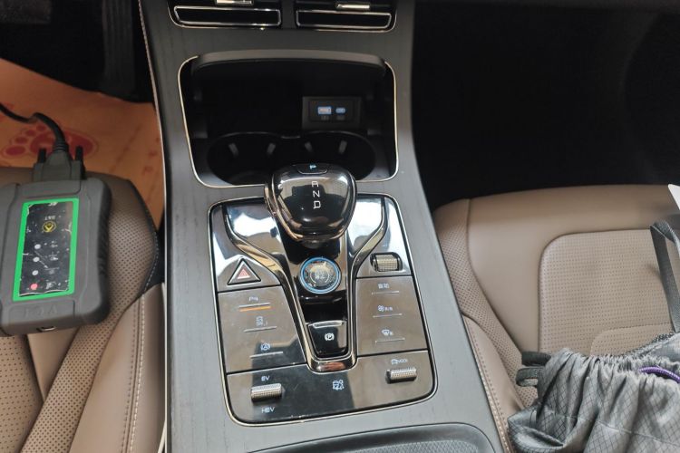 比亚迪 汉 2023款 DM-i 冠军版 121KM 尊享型中控内饰18