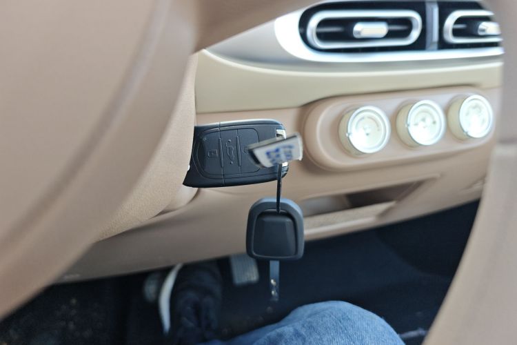 五菱汽车 宏光MINIEV 2025款 四门版 进阶款中控内饰7001