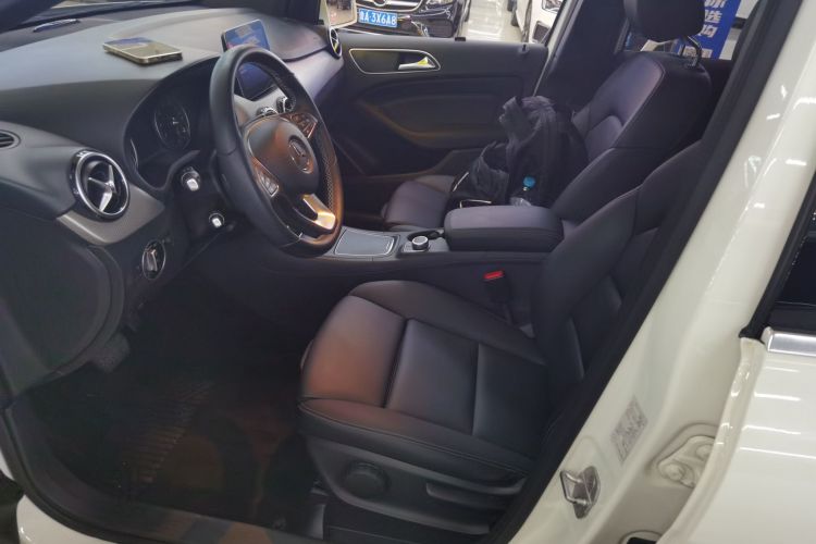 奔驰B级 2017款 B 200 动感型局部细节19