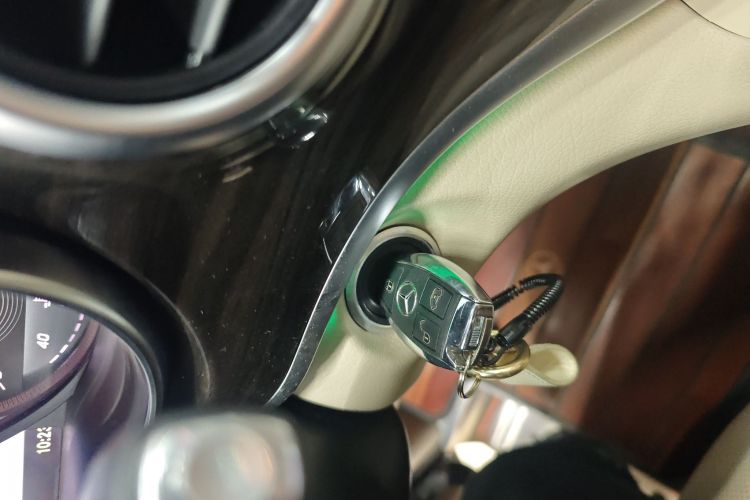 奔驰V级 2018款 V 260 领航版 国VI中控内饰7001