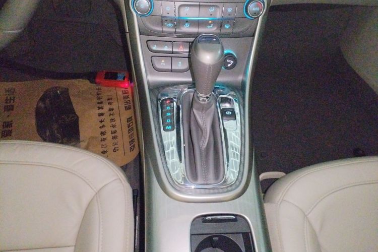 雪佛兰 迈锐宝 2013款 2.0L 自动豪华版中控内饰18