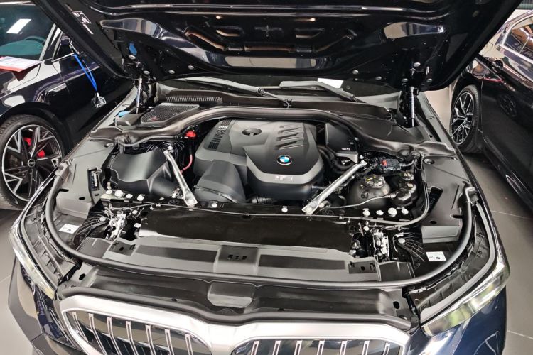 宝马5系 2025款 530Li 领先型 M运动套装机舱底盘24