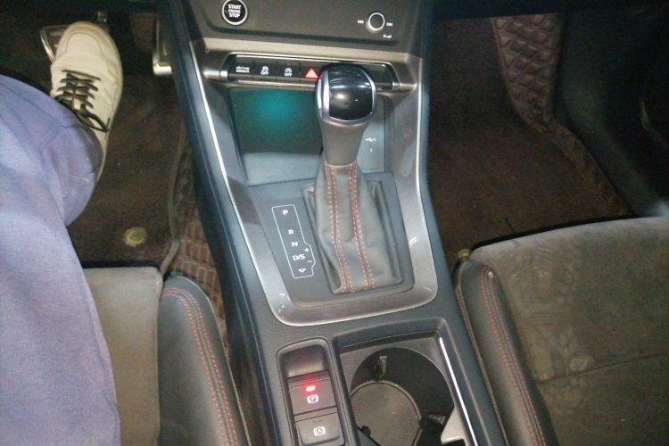 奥迪Q3 2022款 40 TFSI RS套件燃速型局部细节18