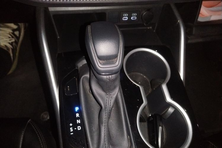 丰田 汉兰达 2023款 2.5L智能电混双擎四驱精英版 7座中控内饰18