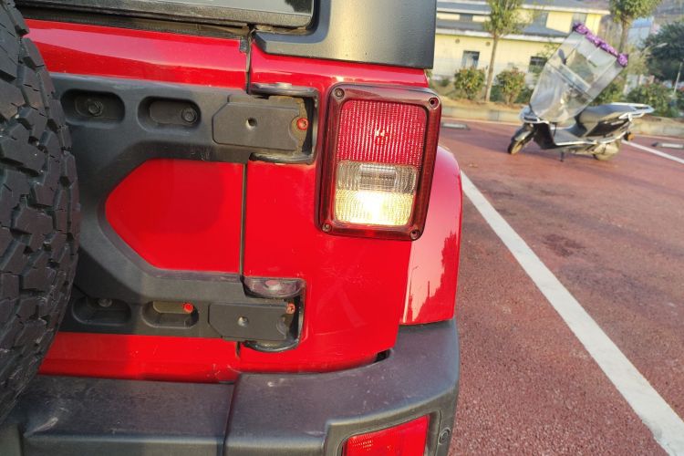 Jeep 牧马人 2014款 3.0L Sahara 四门版车身外观9