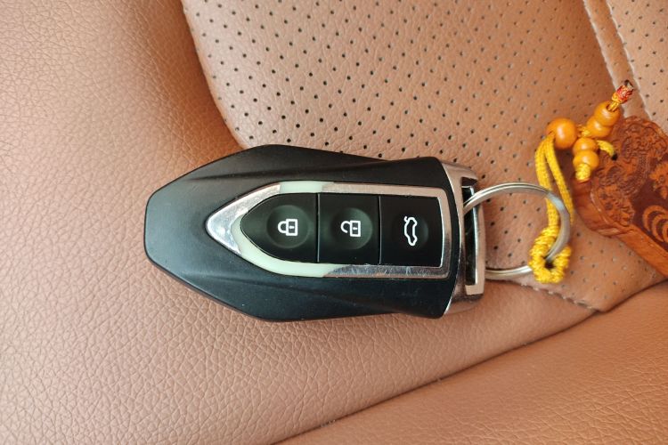 众泰SR9 2017款 2.0T 自动极致之梦版中控内饰11