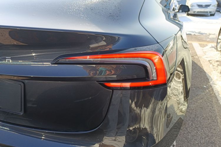 特斯拉 Model 3 2023款 长续航全轮驱动版车身外观9