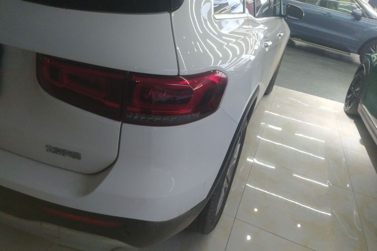 奔驰GLB 2023款 GLB 220 动感型车身外观9