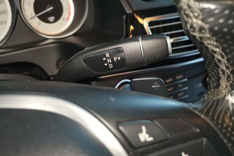 奔驰E级 2015款 改款 E 260 L 运动型中控内饰18