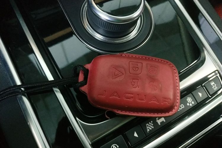 捷豹XE 2018款 2.0T 300PS 四驱R-Sport运动版中控内饰11