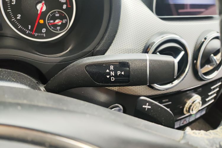 奔驰B级 2019款 B 200 动感型中控内饰18