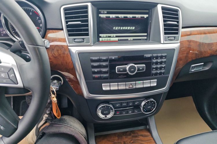 奔驰M级 2014款 ML 400 4MATIC动感型局部细节16