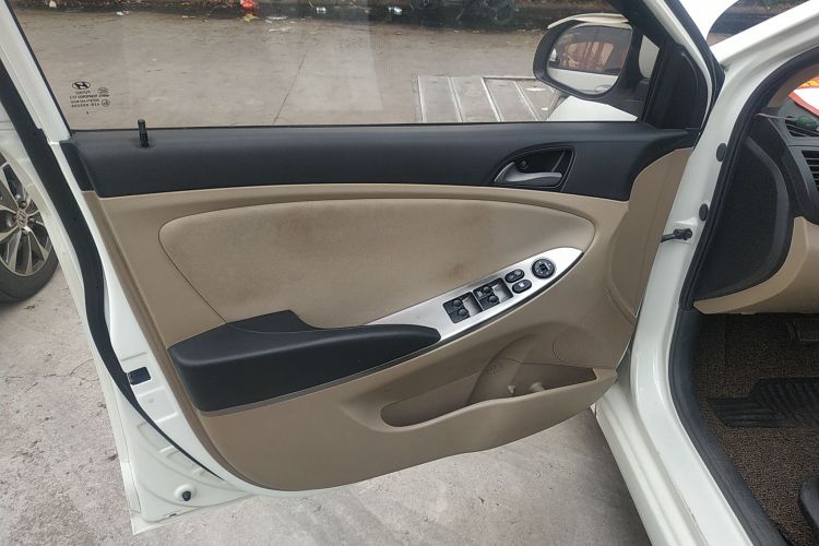 现代 瑞纳 2014款 1.4L 自动智能型GLS中控内饰7007