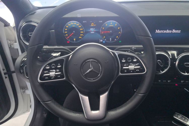 奔驰A级 2020款 改款 A 180 L 运动轿车特殊配置中控内饰13