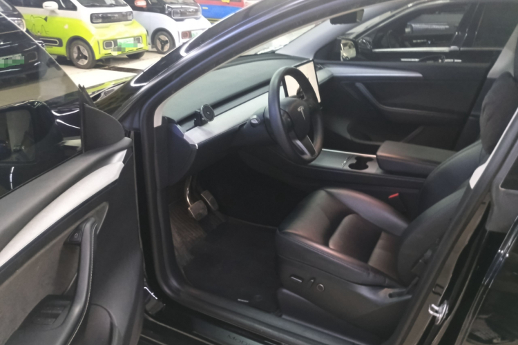 特斯拉 Model Y 2023款 长续航全轮驱动版中控内饰7003
